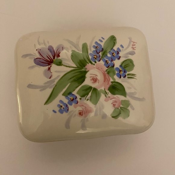 CARLIN COMFORTS VINTAGE PORCELAIN TRINKET BOX - Picture 3 of 10
